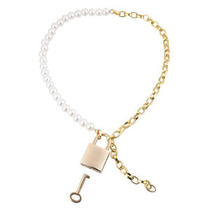 Bondage Pearl Choker